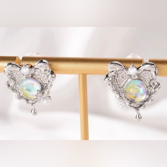 “Victorian Dripping Heart” Moonstone Tiny Pearl Silver Liquid Metal Droplet Stud - Picture 3 of 6